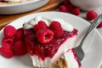 Irresistible Raspberry Cream Pie Recipe with Fresh Berries